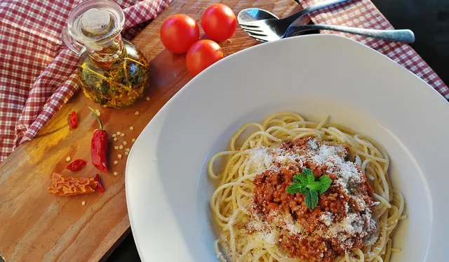 spaghetti, noodles, bolognese, meat sauce, minced meat, flesh, food, italian, pasta, italy, cook, fresh, carbohydrates, parmesan cheese, sauce, spicy, tomato, nourishment, meal, ki
