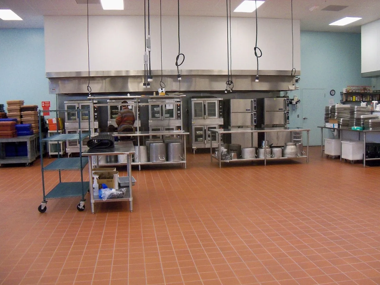 commercial kitchen, food processing, kitchen, restaurant kitchen, restaurant, culinary, cooking, working, professional kitchen, commercial kitchen, commercial kitchen, commercial kitchen, commercial kitchen, commercial kitchen. How a bar weighs sauce equipment: footprint, training and financing
