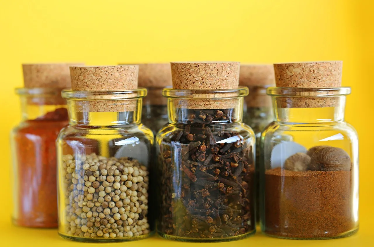 spices, kit, yellow background, jar, cup, container, spice, seasoning, bottle, grass, herbal, aromatic, pepper, lid, cooking, cayenne pepper, nature, chile. Moisture, heat and light: what actually degrades a seasoning blend